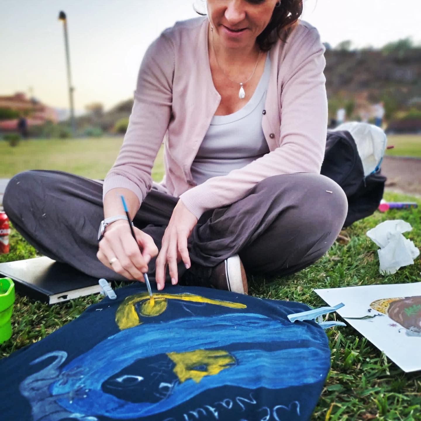 Steffi dipinge all'aperto