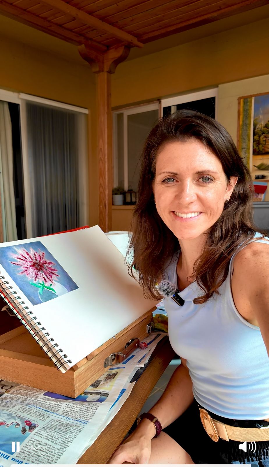 Steffi nel suo studio sorridente